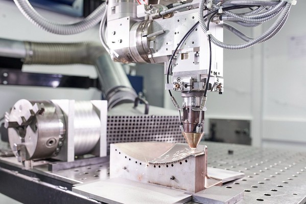 圖1 : 業(yè)者在導(dǎo)入積層製造之後,不僅能利用其潔淨(jìng)度高、機械性質(zhì)穩(wěn)定等優(yōu)勢;且因為採取層層堆疊工法,不受限傳統(tǒng)CNC切削加工的特性,已被航太、汽車製造業(yè)廣為應(yīng)用(source:x-plomachinery-x-cn.img.abc188.com)