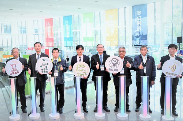 圖1 : 面對2050年淨(jìng)零排碳趨勢,經(jīng)濟(jì)部也適於工研院南分院展示邁向低碳轉(zhuǎn)型的5大產(chǎn)業(yè)技術(shù)領(lǐng)域。圖左起依序?yàn)楣ぱ性耗戏衷簣?zhí)行長曹芳海、臺灣創(chuàng)浦總經(jīng)理鄭勇志、臺南市政府副秘書長邱忠川、經(jīng)濟(jì)部技術(shù)處長邱求慧、工研院協(xié)理胡竹生、機(jī)械公會理事長魏燦文、臺勵福董事長林溪文、工研院感測系統(tǒng)中心執(zhí)行長朱俊勳。(攝影:陳念舜)