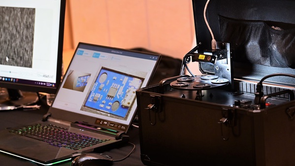 圖三 : 5G+WiFi6工廠智慧化解決方案,係針對(duì)電子製造業(yè)瑕疵檢測(cè)解決方案,將達(dá)到零漏檢率(underkill Rate)、過(guò)殺率(overkill Rate)<10%目標(biāo)。(攝影:陳念舜)