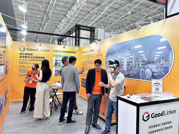 圖四 : 谷林運(yùn)算2024年首次展示「5G MR食品加工生產(chǎn)雲(yún)端戰(zhàn)情室」使用情境,可讓參觀者戴上MR頭盔直接用手勢(shì)就能進(jìn)行互動(dòng),浮現(xiàn)即時(shí)生產(chǎn)數(shù)據(jù)及操控選單。(source:谷林運(yùn)算)