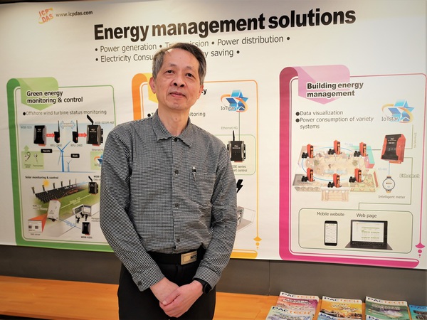 圖三 : 泓格科技總經(jīng)理鄭樹發(fā)推薦iSN-301系列單通道測距模組，可精確檢測停車場每個車位的車輛進出情況，並根據(jù)距離變化，自動調(diào)節(jié)照明和空調(diào)系統(tǒng)。（攝影：陳念舜）