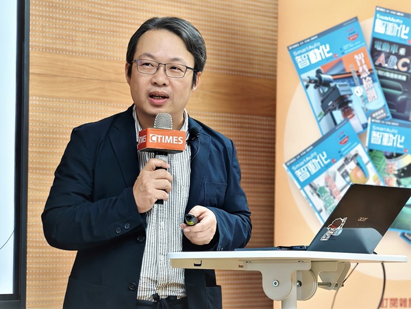 圖一 : 鼎新數(shù)智公司製造業(yè)事業(yè)群數(shù)位專家黃正傑現(xiàn)身說法,解析企業(yè)正面臨的諸多挑戰(zhàn),以及可提供所需AI解決方案的策略佈局。(攝影/王岫晨)