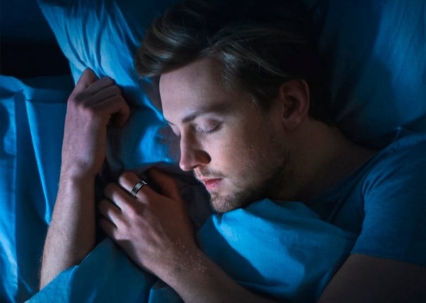 圖一 : 智慧戒指通常配備先進的感測器和整合式無線連接技術,使用者在配戴後可以掌握各種健康指標。