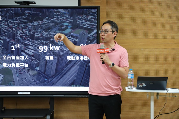 圖一 : 銳能智慧科技業(yè)務(wù)副總經(jīng)理孔文暐解析電動車社區(qū)充電的能源管理相關(guān)趨勢與法規(guī)演進(jìn)。（攝影／王岫晨）