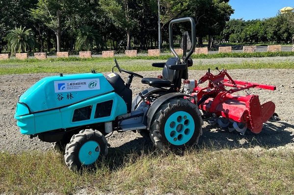 圖二 : 工研院與高雄區農業改良場合作開發出首款全國產小型電動曳引機,已技轉農機具大廠谷林科技,可望加速電動農業機械自主生產。