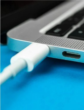 圖二 : Thunderbolt在「高速傳輸 + 多功能整合 + 供電」三大面向具備優勢。