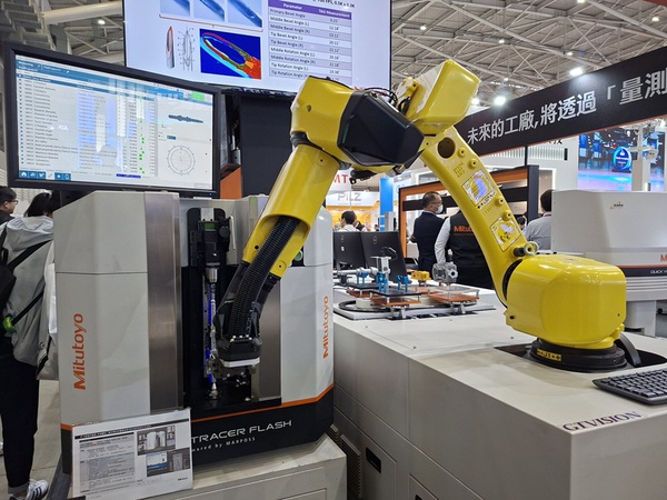 圖二 : 在現代倉儲自動化中,人工智能成為整體供應鏈協調的「大腦」。(攝影:陳復霞)