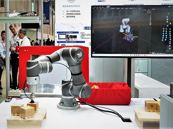 圖二 : 羅昇整合AI+3D視覺的深度學習與毫秒級精密運動控制技術(shù),引導(dǎo)智慧包裝堆棧。(soruce:羅昇)