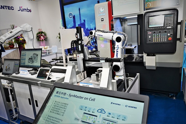 圖三 : 新代將持續推進高階複合加工技術,以及「一機一手」等多種機器人整合方案。(攝影:陳念舜)