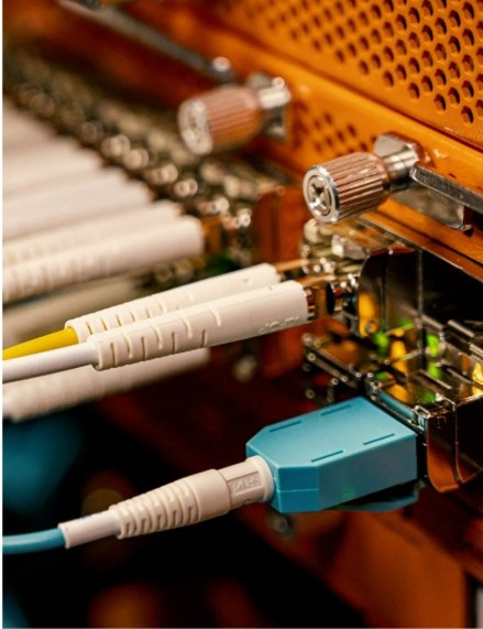 圖一 : 矽光子關(guān)鍵在於把調(diào)變器、分光器、波導(dǎo)、檢測(cè)器等光學(xué)元件,與CMOS製程相容地整合在同一平臺(tái),讓光走入矽。