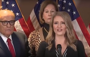 圖為川普?qǐng)F(tuán)隊(duì)高級(jí)法律顧問Jenna Ellis,在11月19日的新聞?dòng)浾邥?huì)上,向美國民眾說明採取法律行動(dòng)的第一步。
(https://www.youtube.com/watch?v=vRoQPnsX6yA&t=263s)