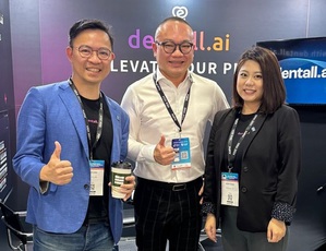 臺灣牙 e 通創辦人暨執行長陳欽章(左)