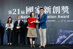 由衛(wèi)福部次長林靜儀頒發(fā)國家新創(chuàng)獎(jiǎng),圖二為第21屆國家新創(chuàng)獎(jiǎng)得獎(jiǎng)?wù)呒夹g(shù)專業(yè)領(lǐng)域分布(source:生策中心)