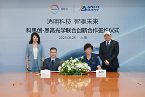 (左起):科思創(chuàng)工程塑料事業(yè)部全球總裁王麗、科思創(chuàng)工程塑料事業(yè)部亞太區(qū)應用開發(fā)總監(jiān)何照元、恩高光學研發(fā)中心總監(jiān)謝朝翔、恩高光學總經(jīng)理高茂林。