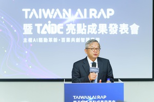 圖一為國研院董事長吳誠文致詞,圖二為記者會貴賓合影,左起國科會前瞻處何紀芳副處長、晶創臺灣推動辦公室廖弘源副執行長、國研院林俊良副院長、國科會吳誠文主委等人合影。