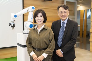 臺達基金會副董事長郭珊珊(左一)、臺達基金會執行長張楊乾(左二)分享臺達協作型機器手臂助力珊瑚復育。